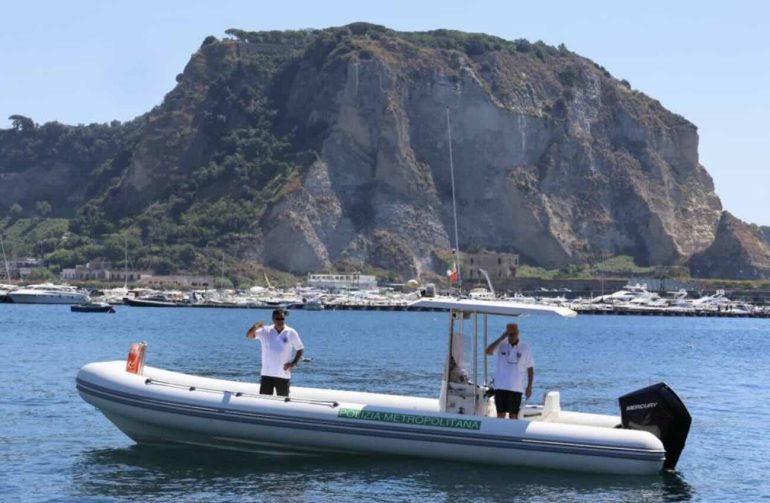 Procida, terrore sotto i costoni: Polizia Metropolitana salva 100 bagnanti
