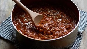 Quando il ragù parla: storie e leggende della domenica napoletana