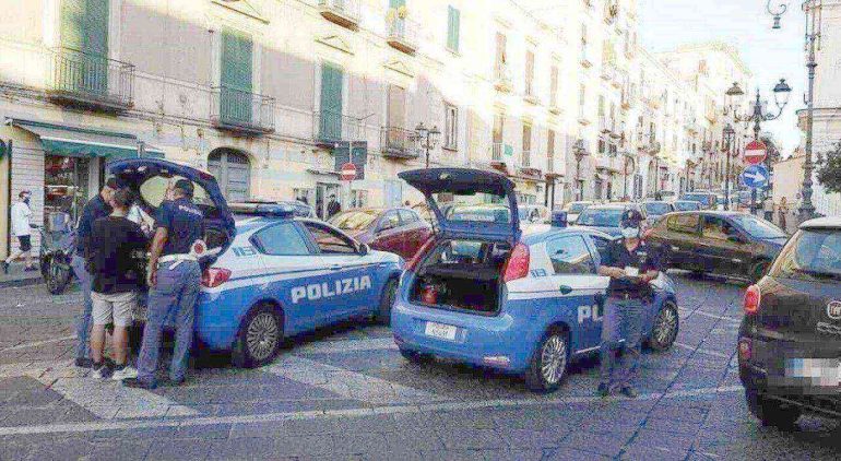 Quattro rapine in mezz’ora, panico tra Torre Annunziata e Torre del Greco: caccia all’uomo 