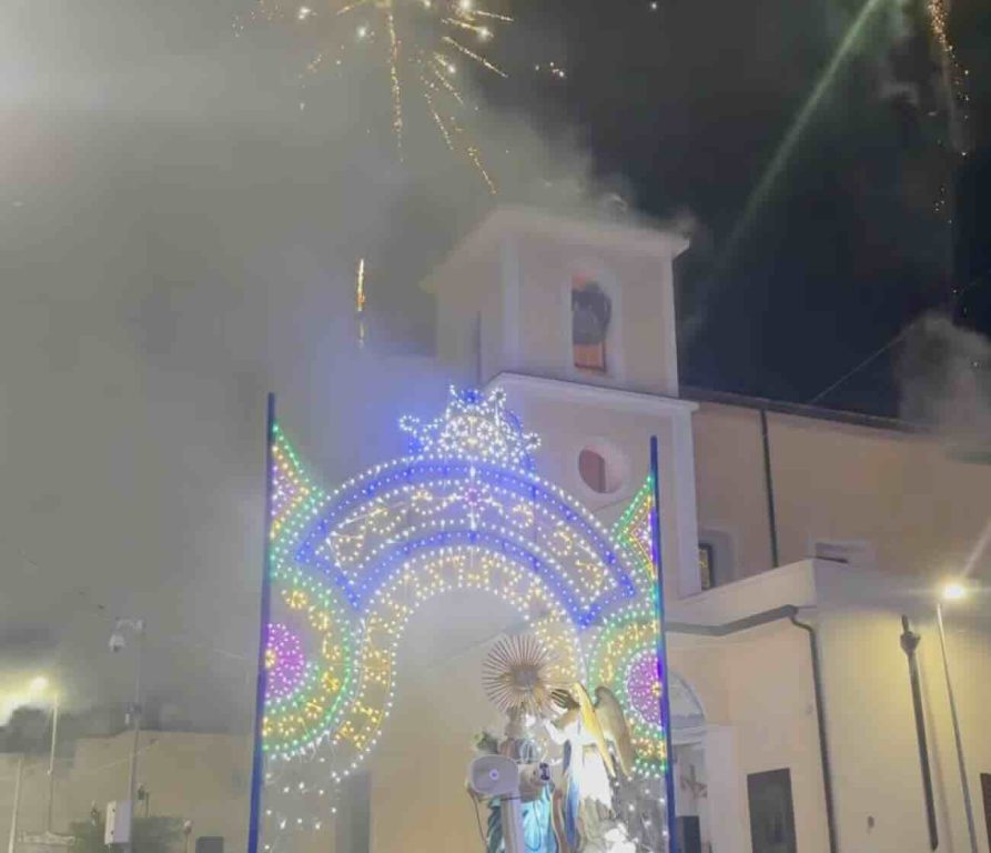 San Cipriano d’Aversa: 7 feriti alla processione, i fuochi erano senza autorizzazione