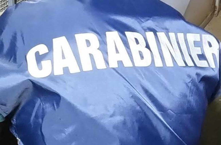 San Cipriano d’Aversa, litigano col commerciante e sparando nella serranda: denunciati 2 giovani
