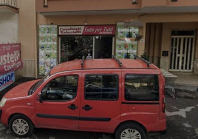 Sarno, spari in un negozio: ferita la titolare con l’arma del figlio, appartenente alle forze dell’ordine