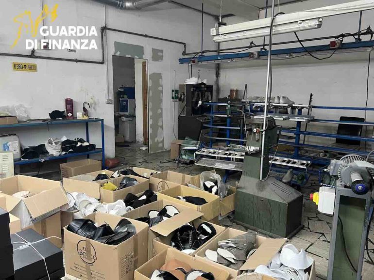 Scoperto calzaturificio abusivo in un garage in provincia di Caserta