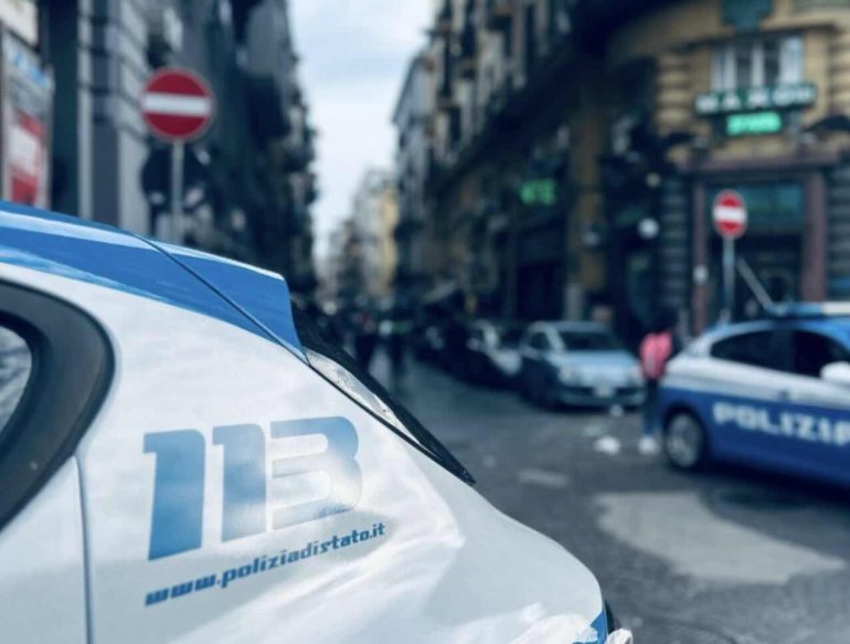 Polizia nel centro storico di Napoli