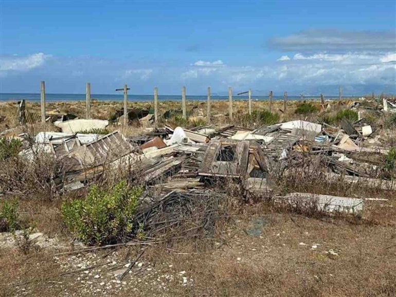 Stercolilli, l’inferno sul mare. Da villaggio turistico a discarica abusiva: la denuncia del WWF a Mondragone