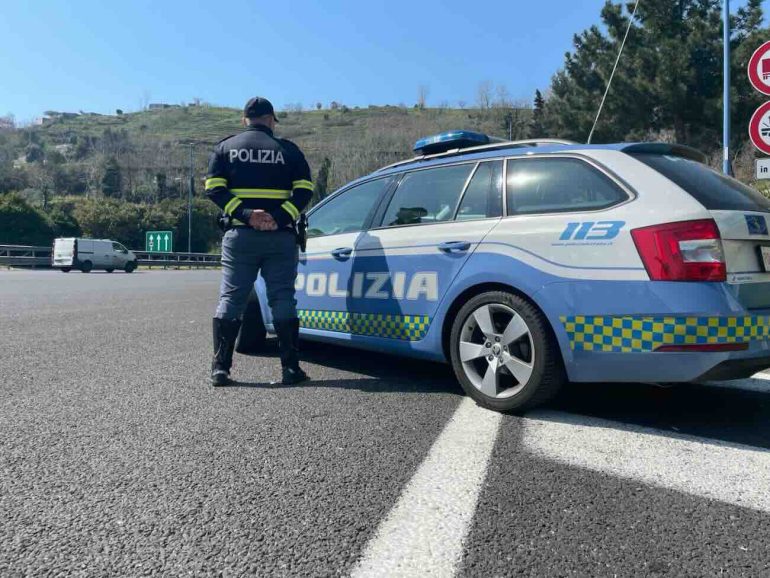 Tangenziale di Napoli, tampona un motociclista e fugge: 36enne denunciato dalla polizia