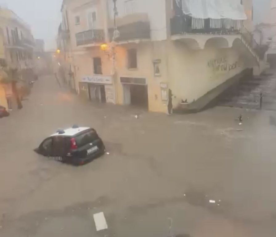 Tempesta di acqua su Ischia: due auto dei carabinieri trascinate dal fiume di pioggia