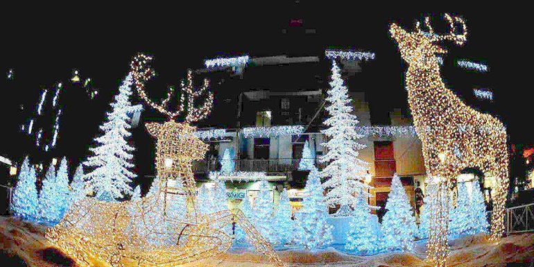 Napoli accende il Natale: 150 chilometri di luci, maxi alberi e un villaggio di Babbo Natale.