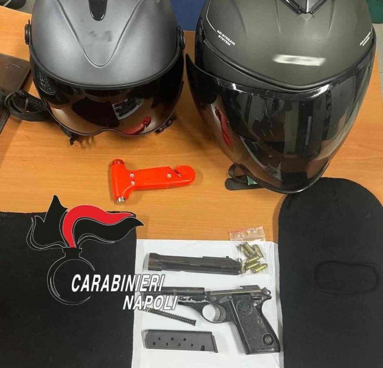 Torre del Greco, in auto con il kit del rapinatore: in manette due banditi