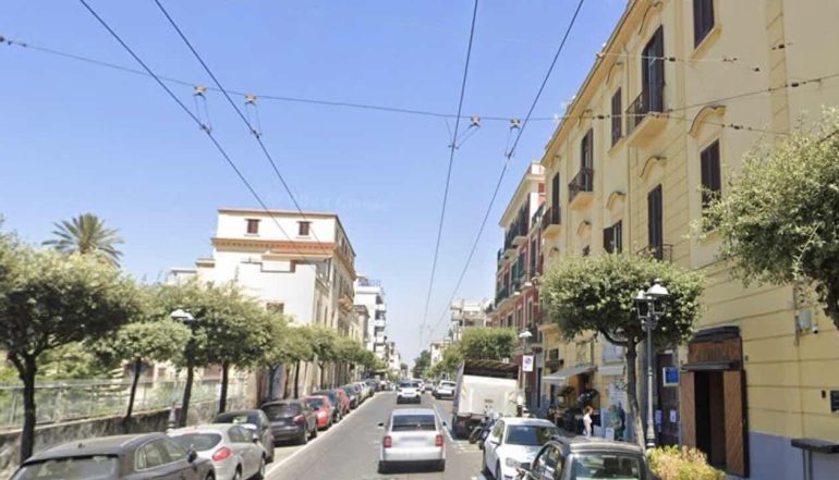 Torre del Greco, ruba un borsello e investe il proprietario: arrestato 67enne di Ercolano