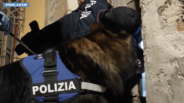 Traffico di stupefacenti lungo l’asse Catania-Napoli: 14 arresti