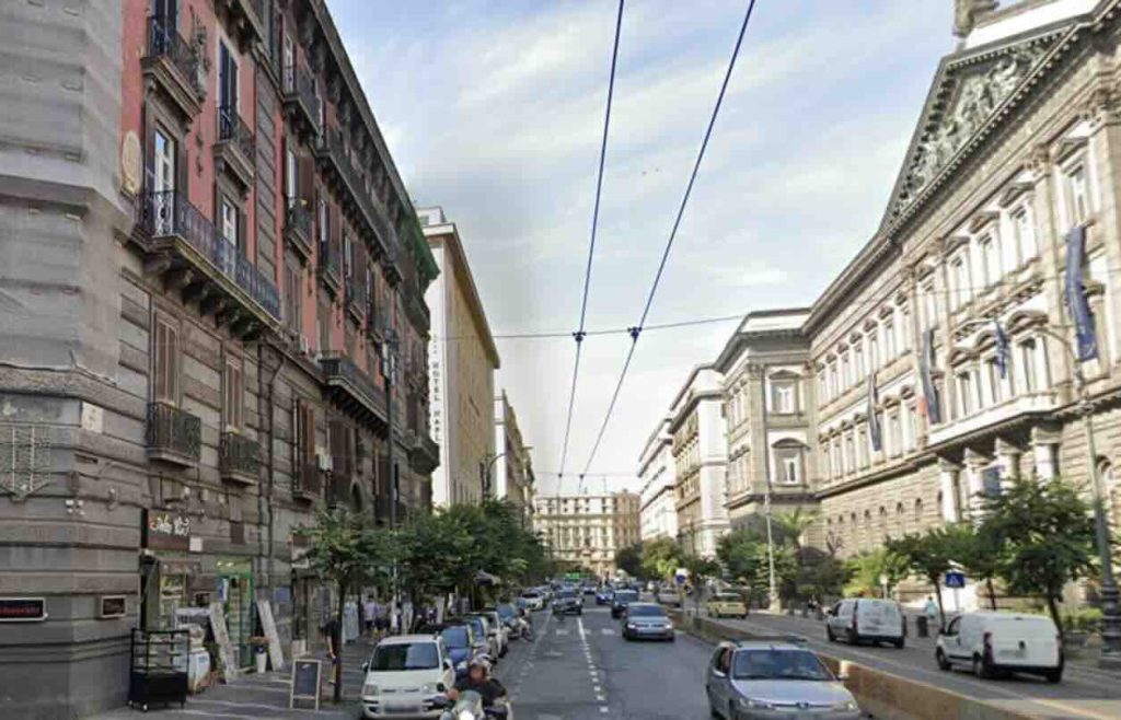 Napoli, incubo notturno in Corso Umberto I: 35enne tenta rapina a due donne, bloccato dalla Volante