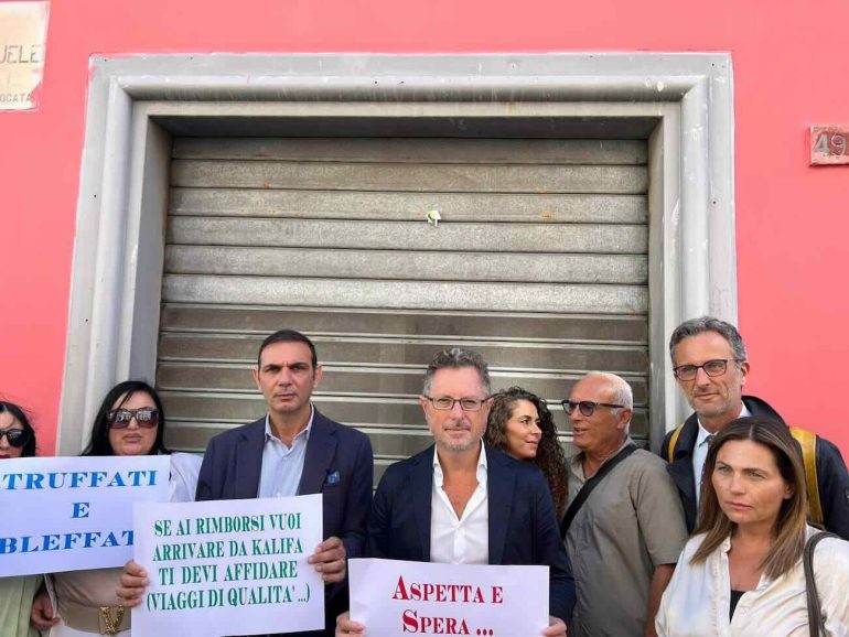 Truffa dei viaggi svaniti, nuova protesta a Napoli