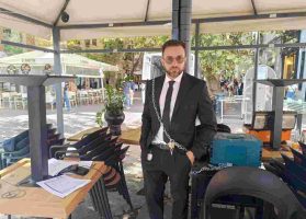 Vomero, sequestrato e smontato il dehors: imprenditore si incatena davanti al locale