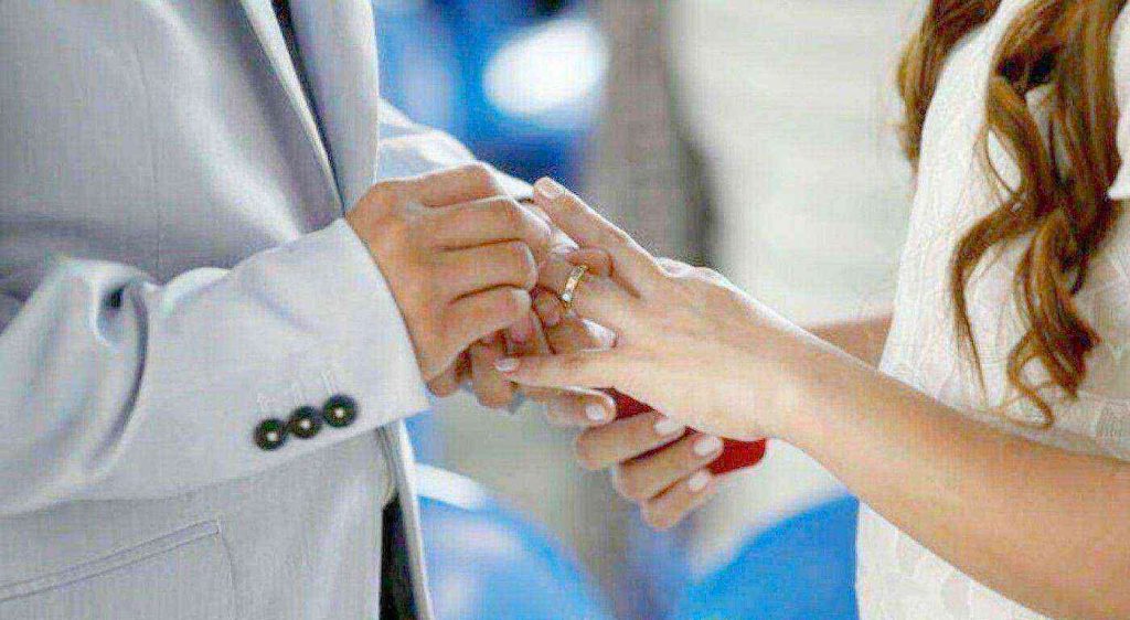 Matrimonio fantasma: parroco dimentica trascrizione,lui non ripete il matrimonio marito, lei fa causa e perde.