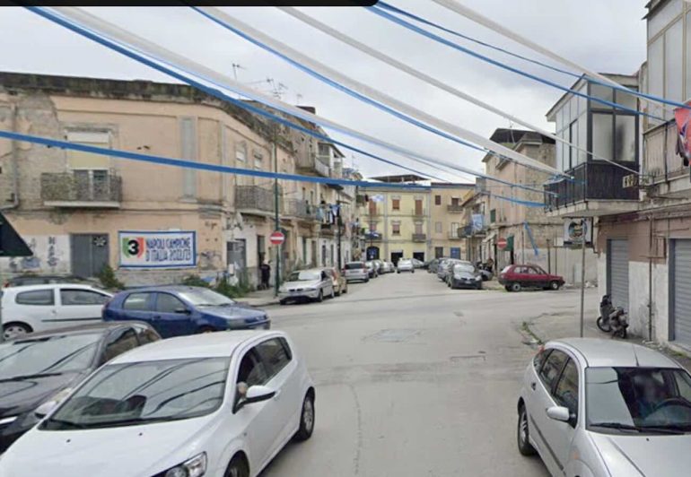 A Secondigliano un incidente stradale si trasforma in una sparatoria: 20enne ferito alle gambe