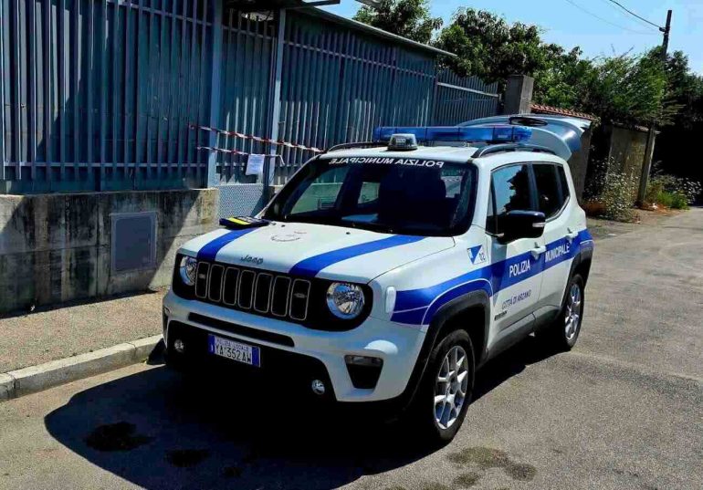 Arzano, i “furbetti della monnezza” beccati dalla Polizia Locale: due commercianti denunciati