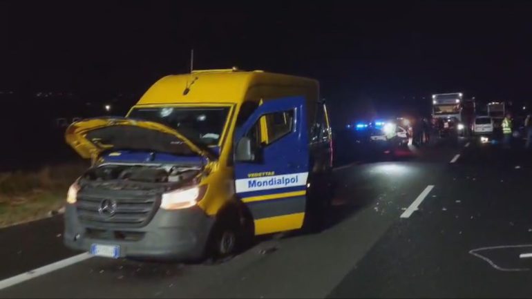 Assalto da Far West a portavalori sull’A14: 2 rapinatori presi, uno ferito grave