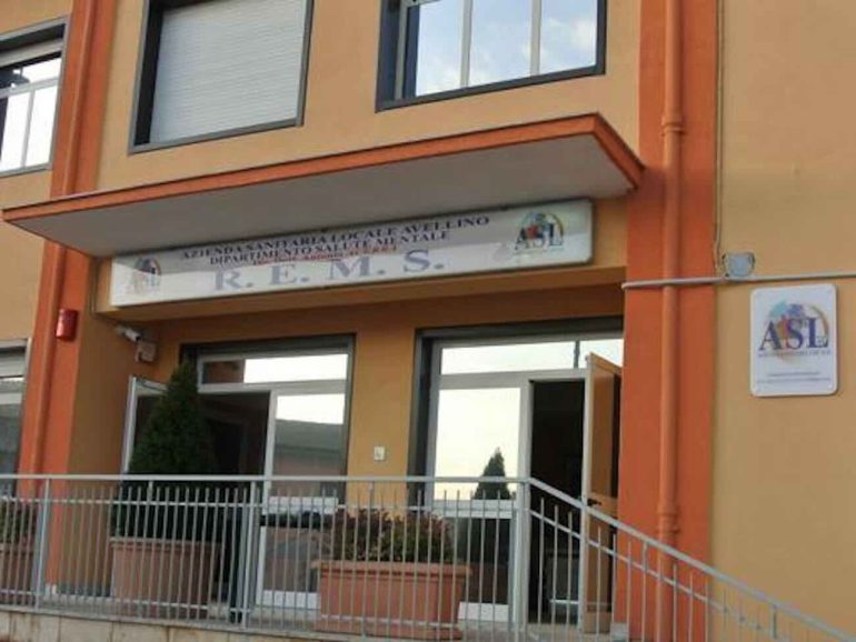 Avellino, detenuto muore dopo un pestaggio
