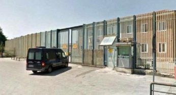 Avellino, agenti aggrediti durante il sequestro di due cellulari in carcere: tre poliziotti feriti