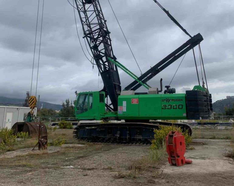 Bagnoli, la rivolta operaia contro il dragaggio: “Veleni in mare per i ricchi della vela”