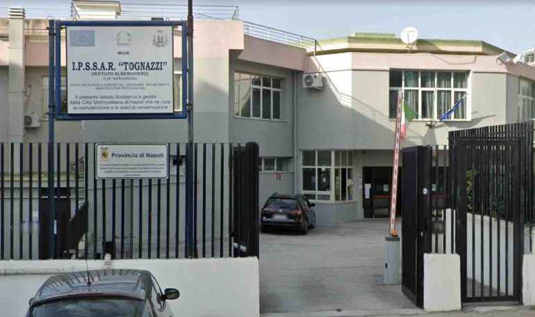 Blitz in una scuola di Pollena Trocchia: fermati due minorenni con coltelli e droga