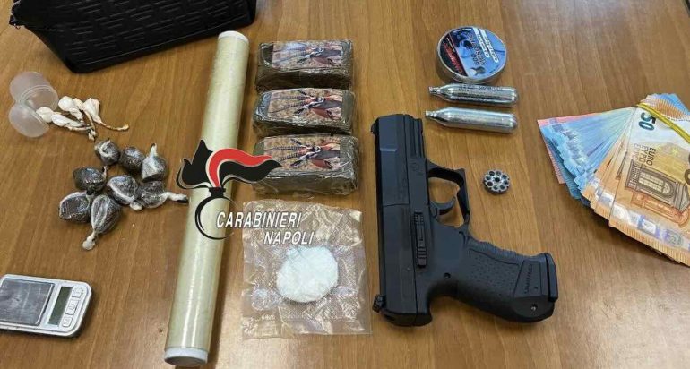 Blitz tra Soccavo e Rione Traiano, pusher arrestato con carico di stupefacenti e pistola modificata
