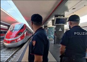 Napoli Centrale, aggredisce il personale di sicurezza: arrestato 22enne gambiano