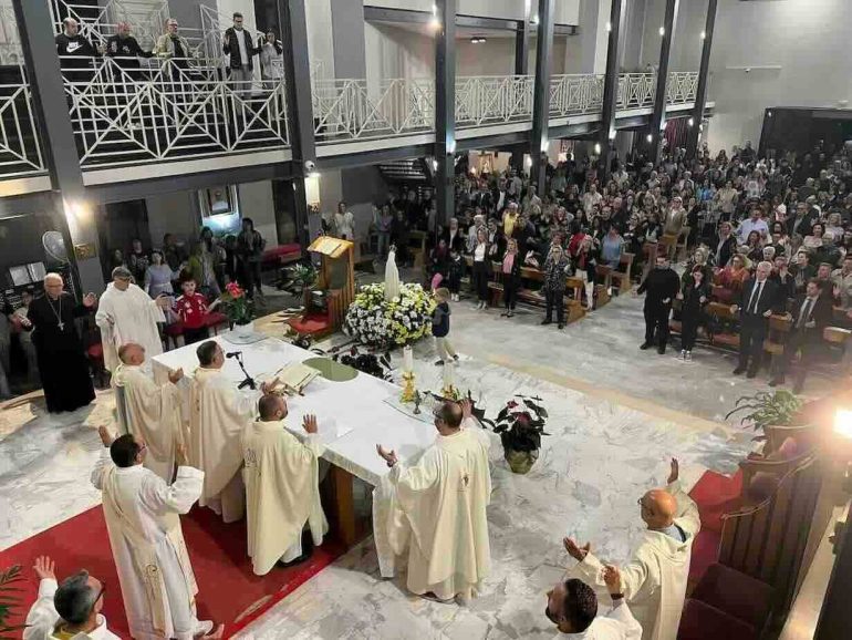 Caivano, la luce della fede contro la paura: migliaia in fiaccolata con don Patriciello dopo la minaccia