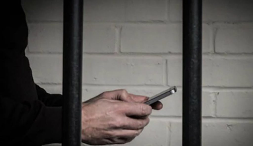 Cellulari ai detenuti in alta sicurezza: indagine su 31 persone e blitz in 12 carceri italiane