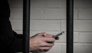 Cellulari ai detenuti in alta sicurezza: indagine su 31 persone e blitz in 12 carceri italiane