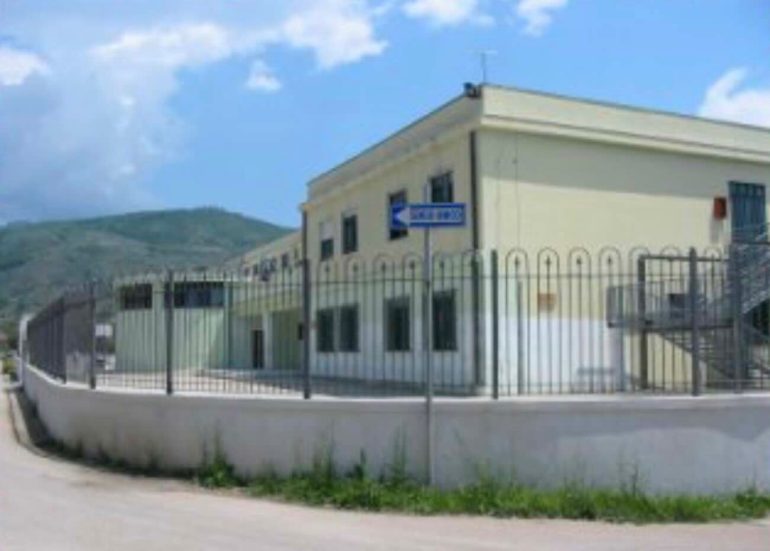 Campagna, minacce a scuola: padre irrompe e affronta i docenti