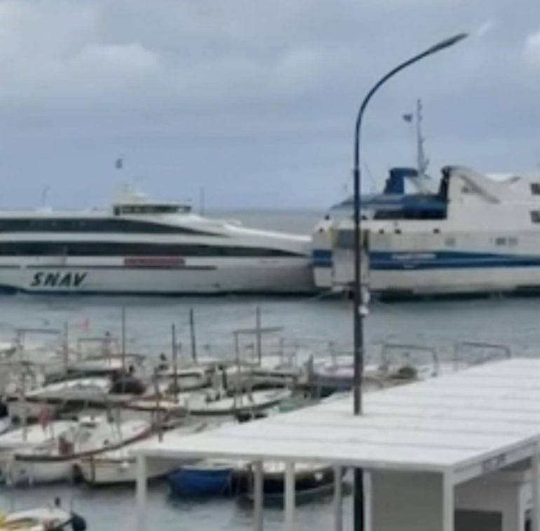 Capri, urto tra traghetto e aliscafo nel porto