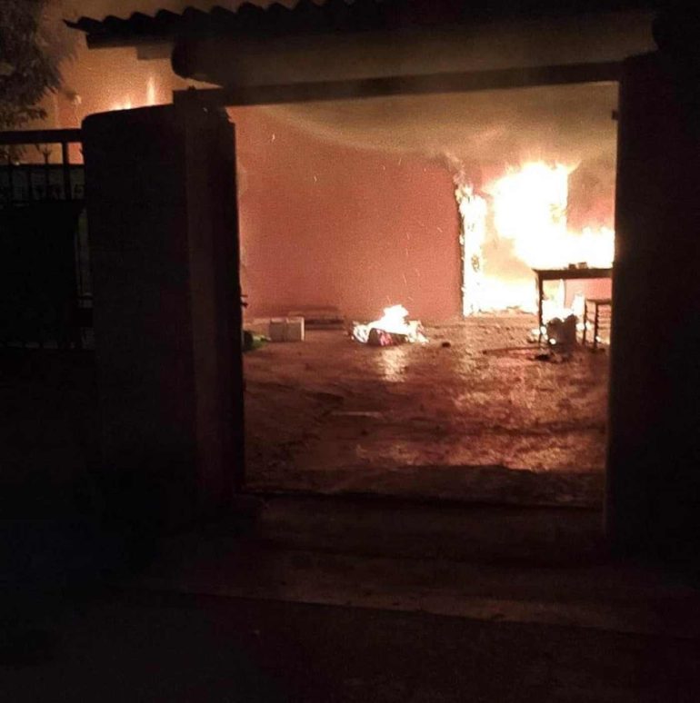 Carinola, dà fuoco alla casa dopo un litigio con la moglie: arrestato 37enne