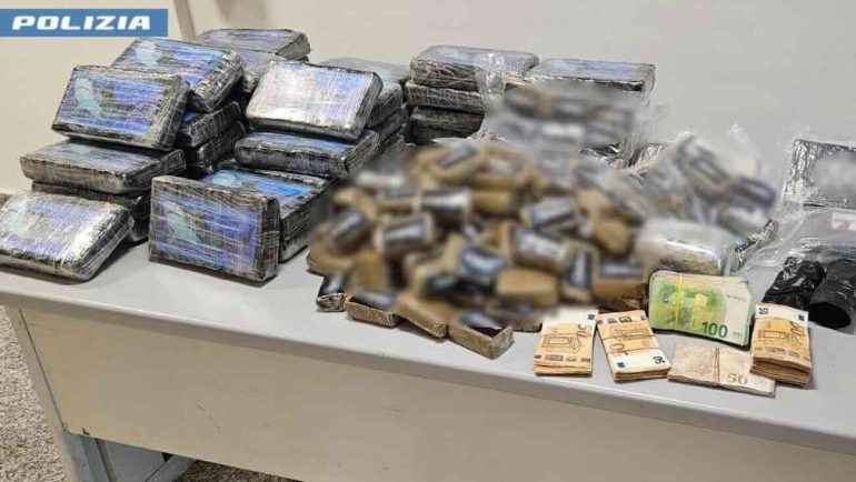 Caserta, inseguimento sull’A1: 52 chili di hashish nell’auto, arrestato dopo fuga rocambolesca