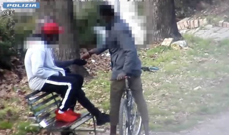 Caserta, sgominata la “piazza dello spaccio” gestita dagli africani: 22 arresti