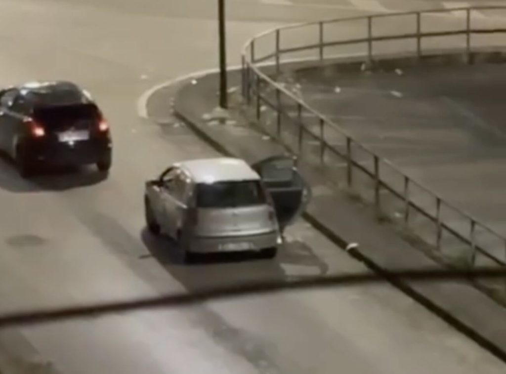 Chiaiano, aggredito in auto sotto la metropolitana: l’aggressione ripresa in un video. Scoppia la protesta.