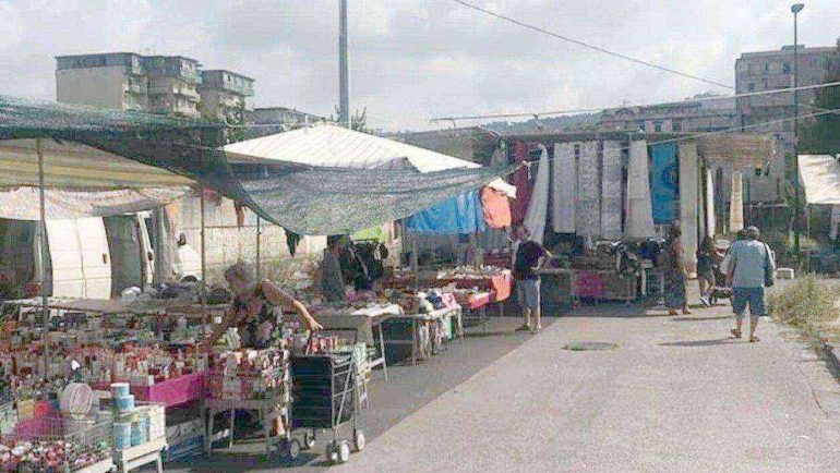 Chiuso il mercatino di Pianura a Napoli