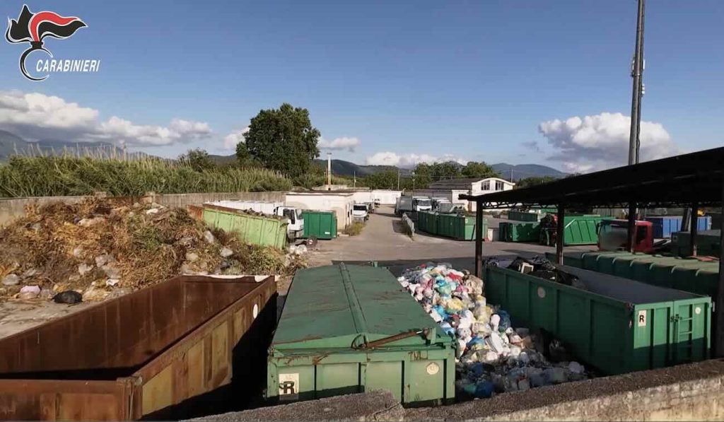Cimitile, discarica abusiva nell’ex macello: sequestro e indagine sull’azienda dei rifiuti