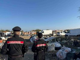 Controlli nel campo rom di Giugliano, 13 denunciati e tonnellate di rifiuti sequestrati