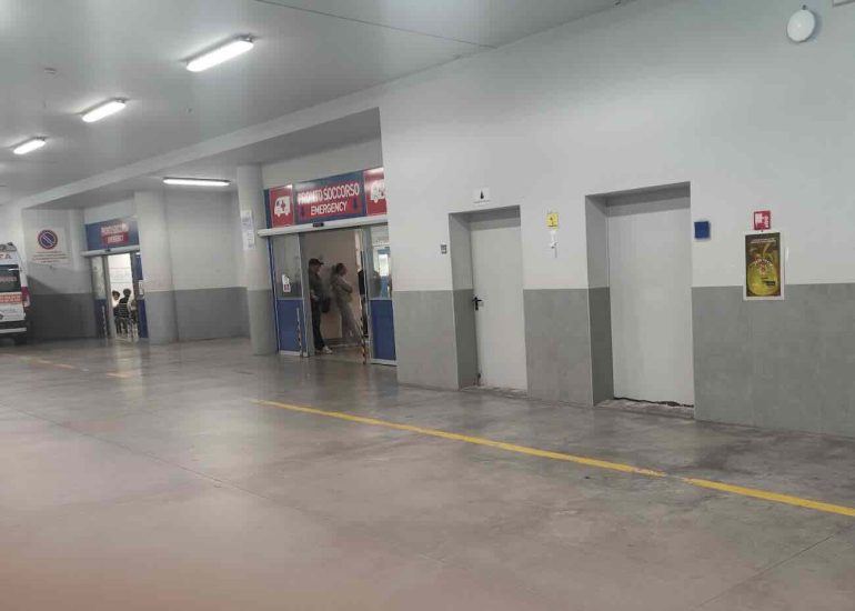 Crisi nei Pronto Soccorso: il 90% sotto organico e pazienti in barella per quasi un giorno