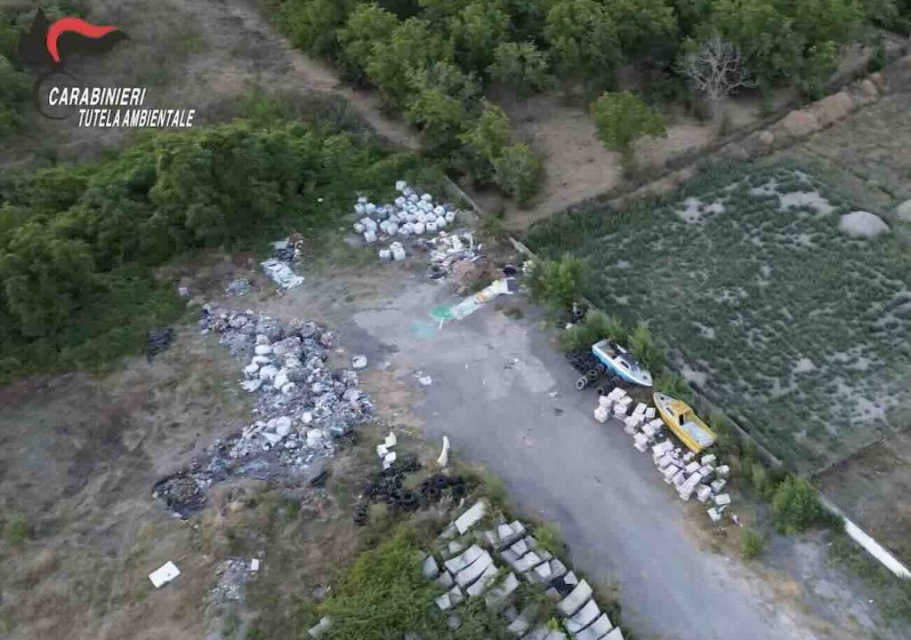 Discarica abusiva sotto il Vesuvio: sequestrata un’area con 400 tonnellate di rifiuti pericolosi