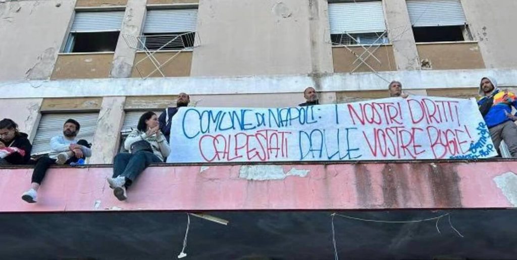 Donne in rivolta a Napoli: rioccupazione dell’ex Motel Agip, “Dateci case vere o non scendiamo”