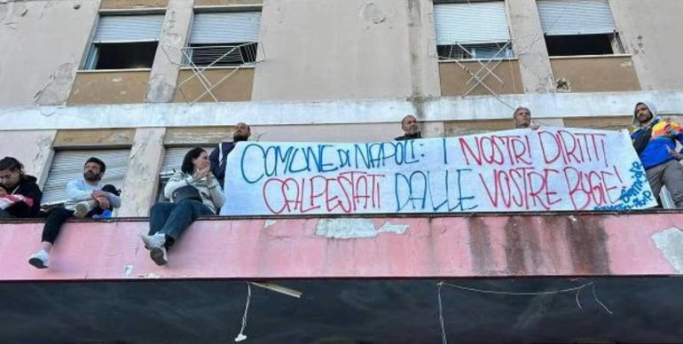 Donne in rivolta a Napoli: rioccupazione dell’ex Motel Agip, “Dateci case vere o non scendiamo”
