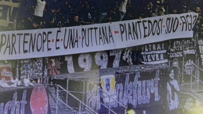 Eintracht, striscione choc contro Napoli e il Ministro Piantedosi: “Partenope è una pu…na”