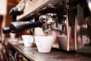 Il caffè sospeso: una lezione di generosità partenopea