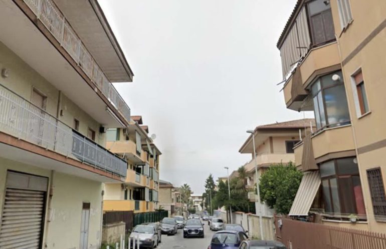 Fiamme nella notte a Giugliano: due auto e uno scooter in cenere