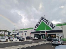 Furto al Leroy Merlin di Salerno: rubati 6.500 euro dalle casse automatiche