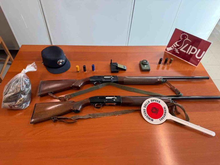 Giugliano, caccia illegale al tordo: sequestrati fucili e richiami elettronici