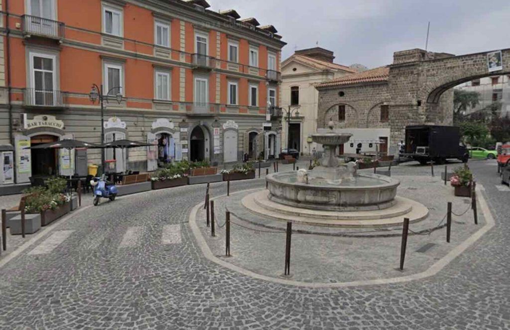 Gragnano, scoperto nascondiglio della droga nella movida: sequestrati 3 chili di hashish